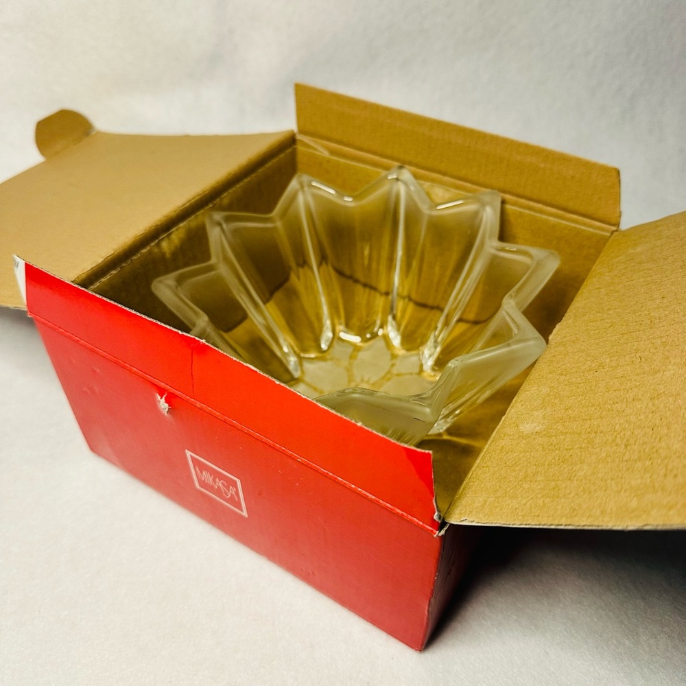 Mikasa Poinsettia Bloom 7 1/2" clear and frosted glass bowl. Original box - Picture 2 of 8